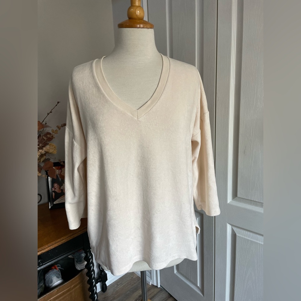 Large, super soft ‘velvet like’ V-neck sweater with 3/4 sleeve